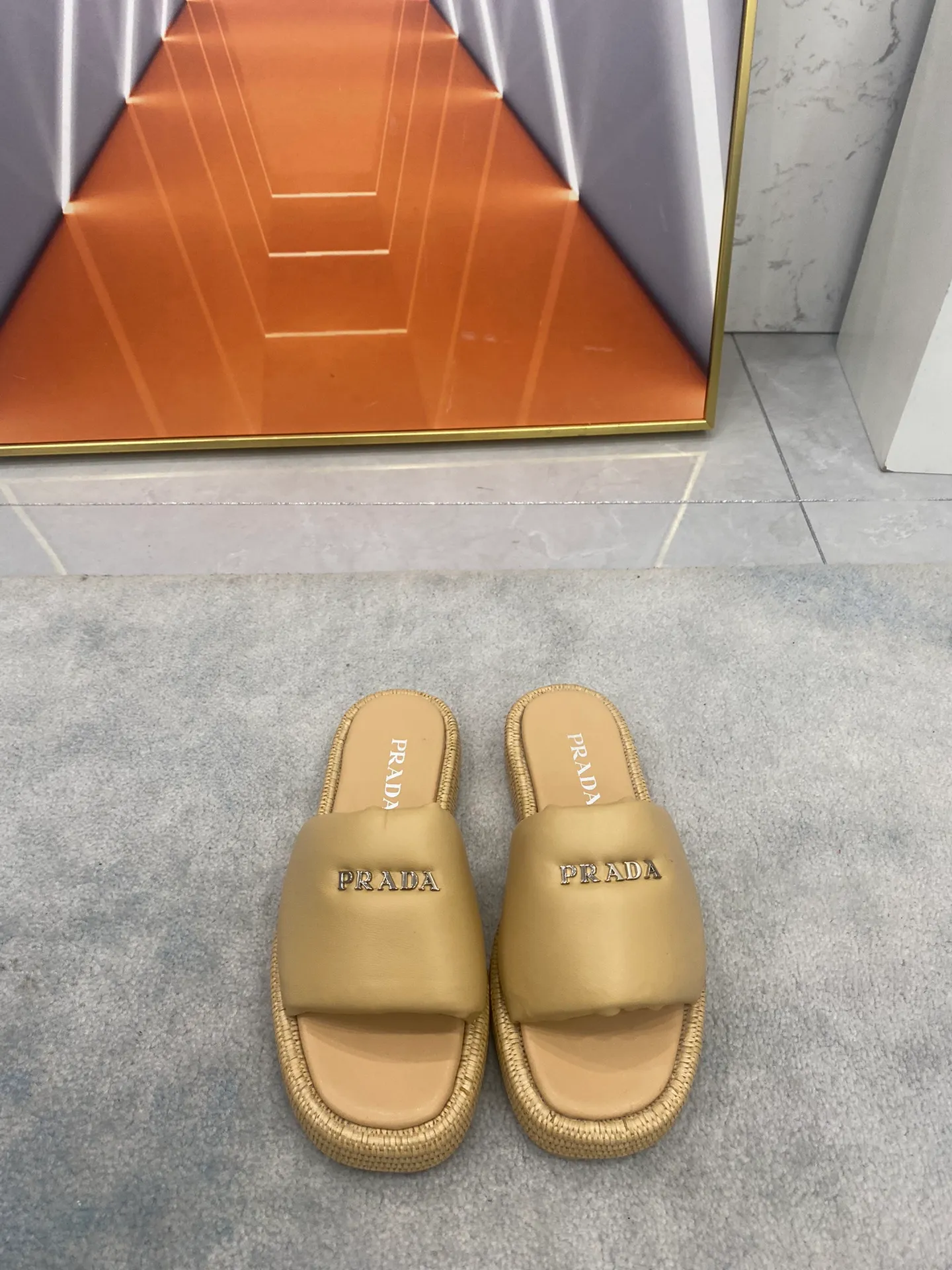 👟👟Ex-factory price 500👟👟 PRADA 2024 [Fireworks] [Fireworks] Popular straw woven series, a must-have slipper for lazy people, it looks so good on the feet. I love this hand-woven one. The upper is mixed sheepskin, and the outsole is made of imported raffia bag, ultra-light TPU, code number 5-41,